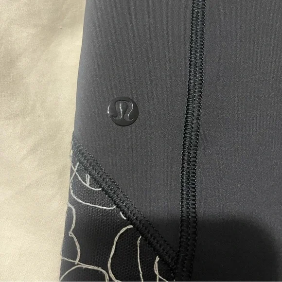 Lululemon Limited Edition Lucent Ice Queen Tight Size 6 - Picture 12 of 12